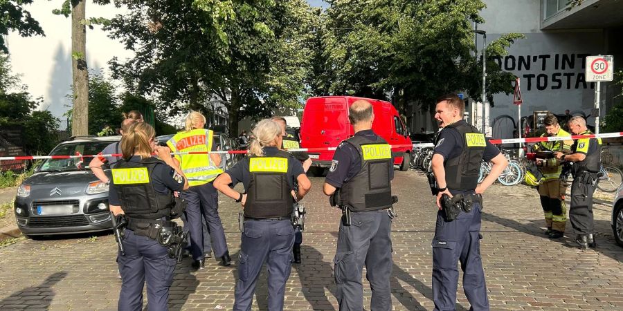 Polizisten sperren den Tatort ab - ein Mann ist in Berlin-Gesundbrunnen durch einen Messerstich in den Bauch getötet worden.