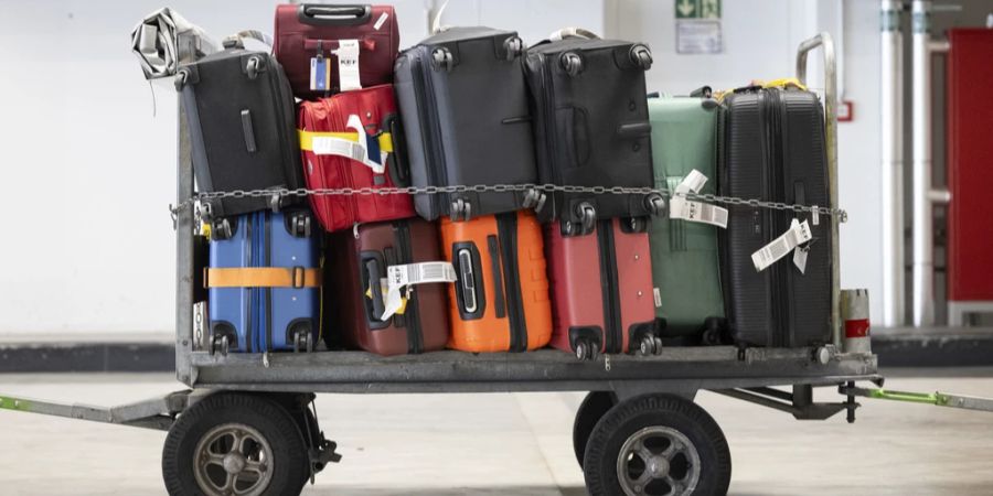 Gepäckwagen Gepäckabfertigung Flughafen Koffer