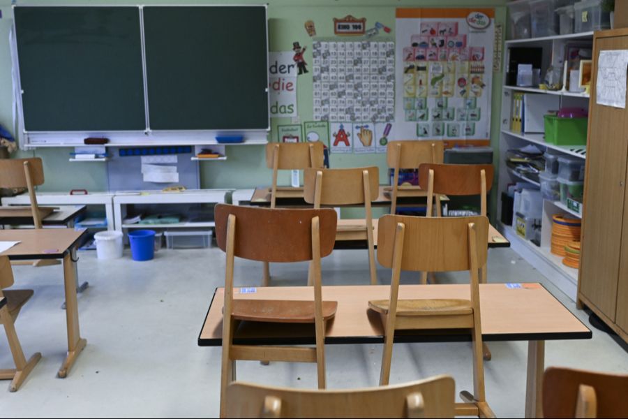 Die Tessiner Schülerinnen und Schüler können sich noch länger in der Badi abkühlen. Dort startet das neue Schuljahr erst im September.