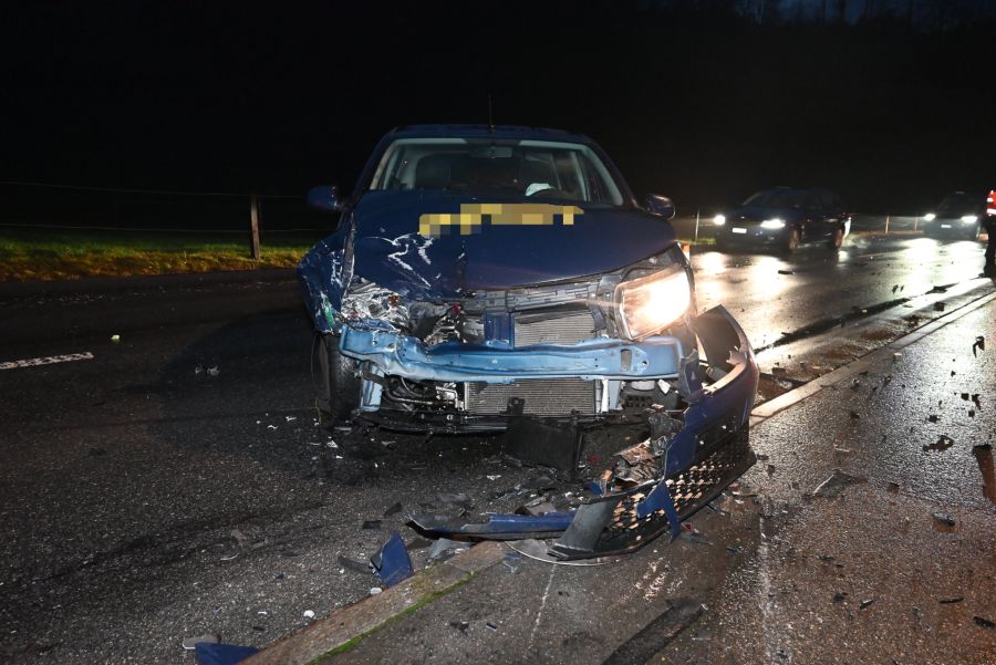 Die Fahrbahn musste wegen des Unfalls gesperrt werden.