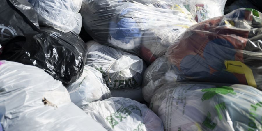 Altkleider können in Winterthur künftig nicht mehr gratis entsorgt werden. (Symbolbild)