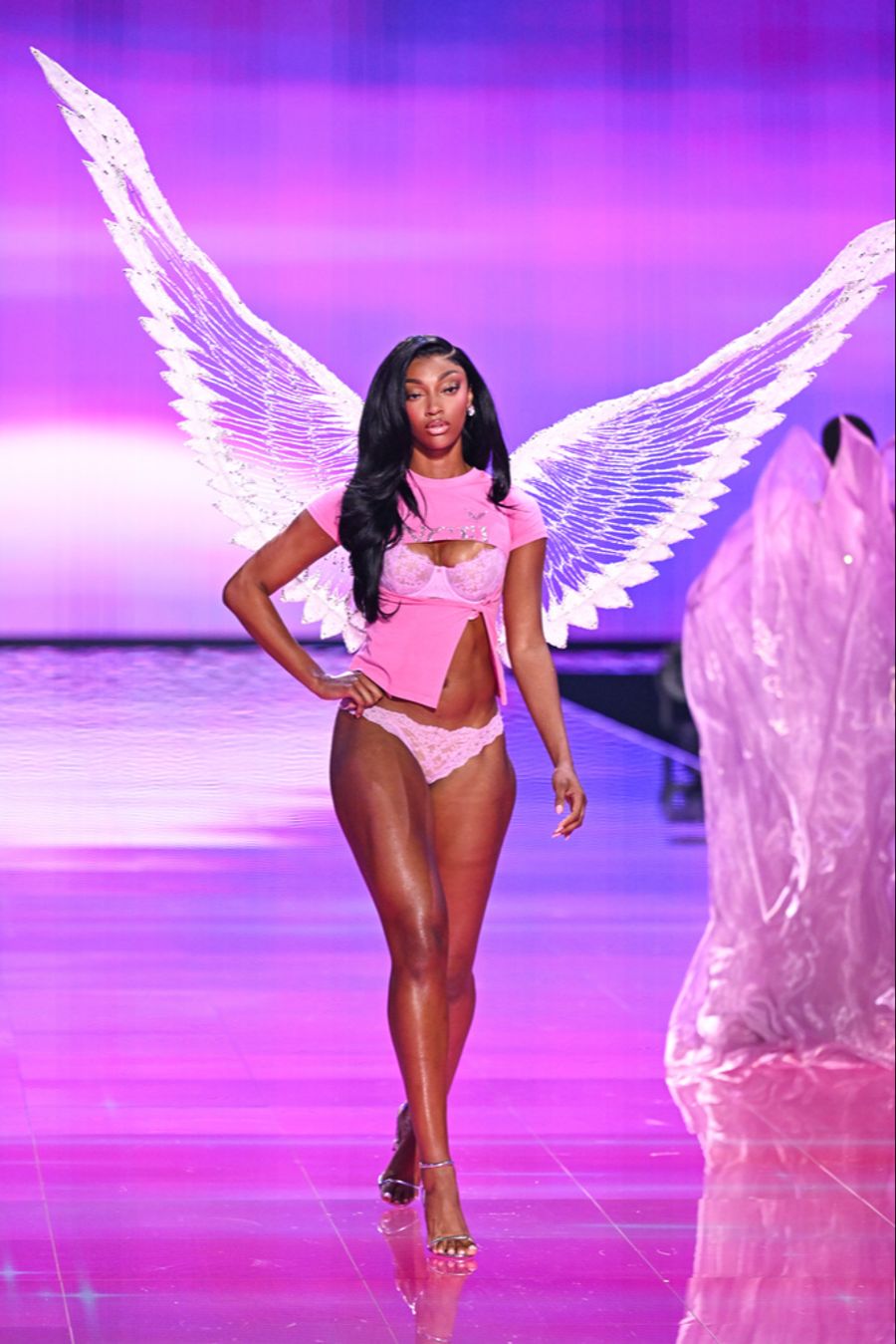 Victoria's Secret buchte für die Fashion Show 2025 auch Stars: Hier die Basketballspielerin Angel Reese.