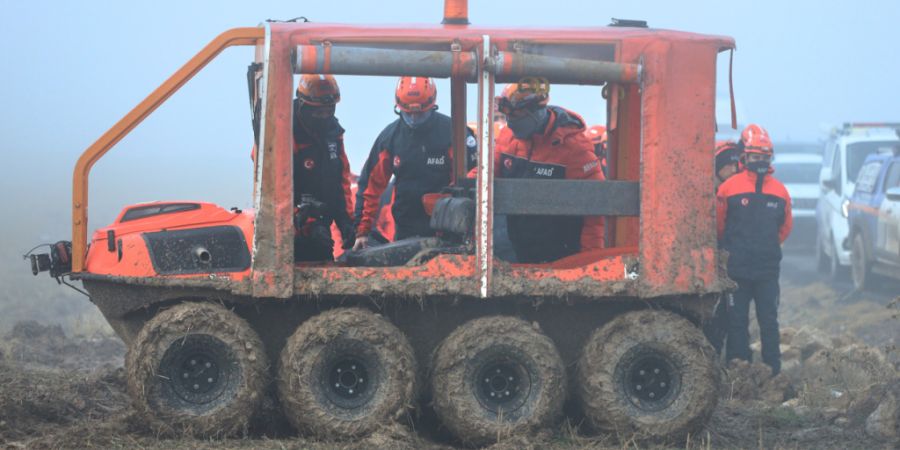 Türkische Rettungsteams suchen nach den Überresten eines Privatjets mit dem libyschen Militärchef und vier weiteren Personen an Bord, das nach dem Start in Ankara abgestürzt ist. Al...