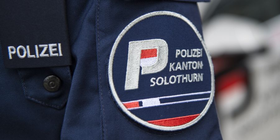 Nach einer Frontalkollision mit drei Verletzten auf der Solothurnerstrasse in Oensingen SO sperrte die Kantonspolizei die Straße für die Dauer von vier Stunden. (Symbolbild)