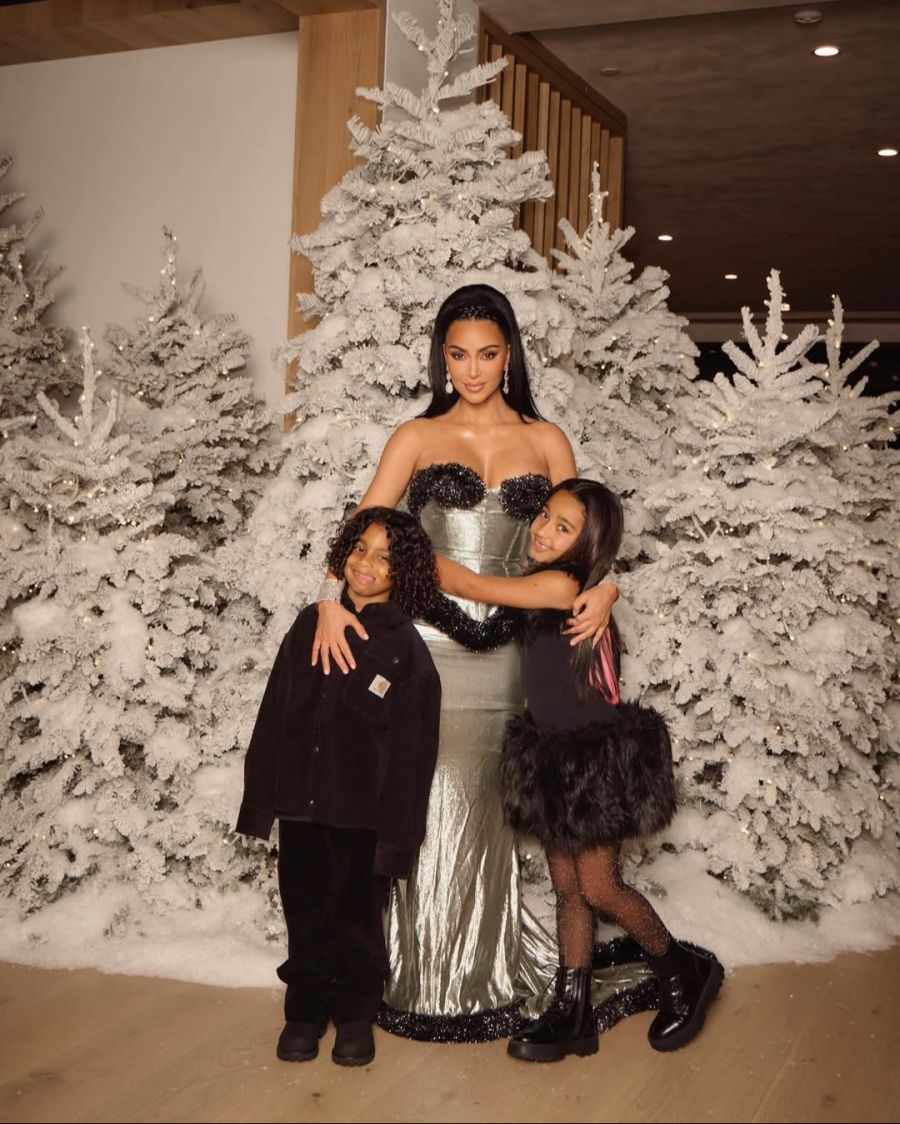 Kim Kardashian zeigt sich in einem silbernen Glamourkleid – Tochter Chicago und Nichte Dream tragen Schwarz.