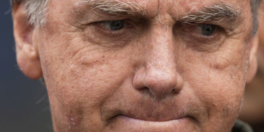 ARCHIV - Der ehemalige brasilianische Präsident Jair Bolsonaro (M), der wegen einer medizinischen Behandlung vorübergehend aus dem Hausarrest entlassen wurde, verlässt ein Krankenhau...