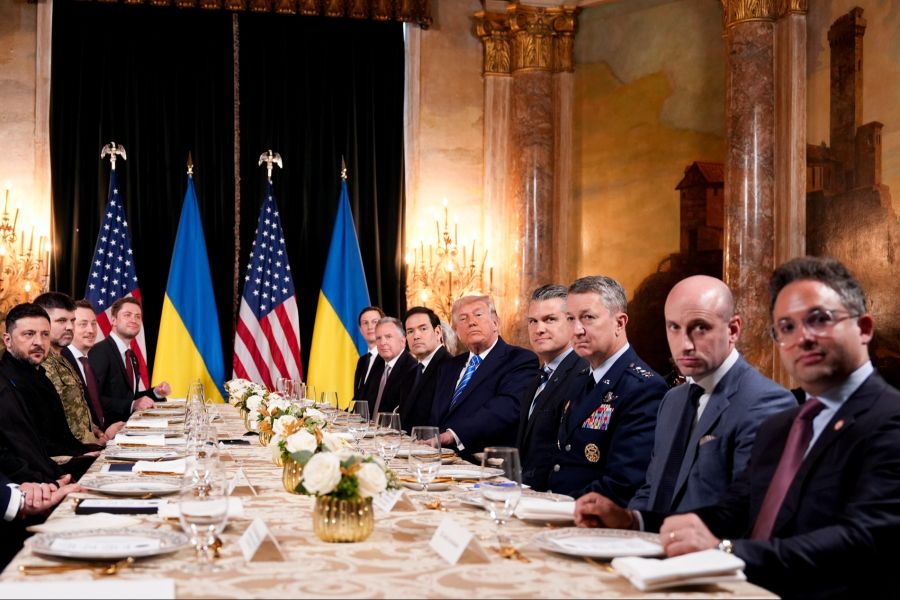 Bei den Gespräche in Mar-a-Lago waren von beiden Parteien zahlreiche Diplomaten dabei.