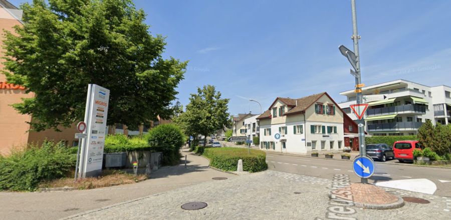 Der E-Roller-Fahrer fuhr die Schülerin auf dem Trottoir in der Nähe der Migros in Stäfa ZH an. Er beging Fahrerflucht.