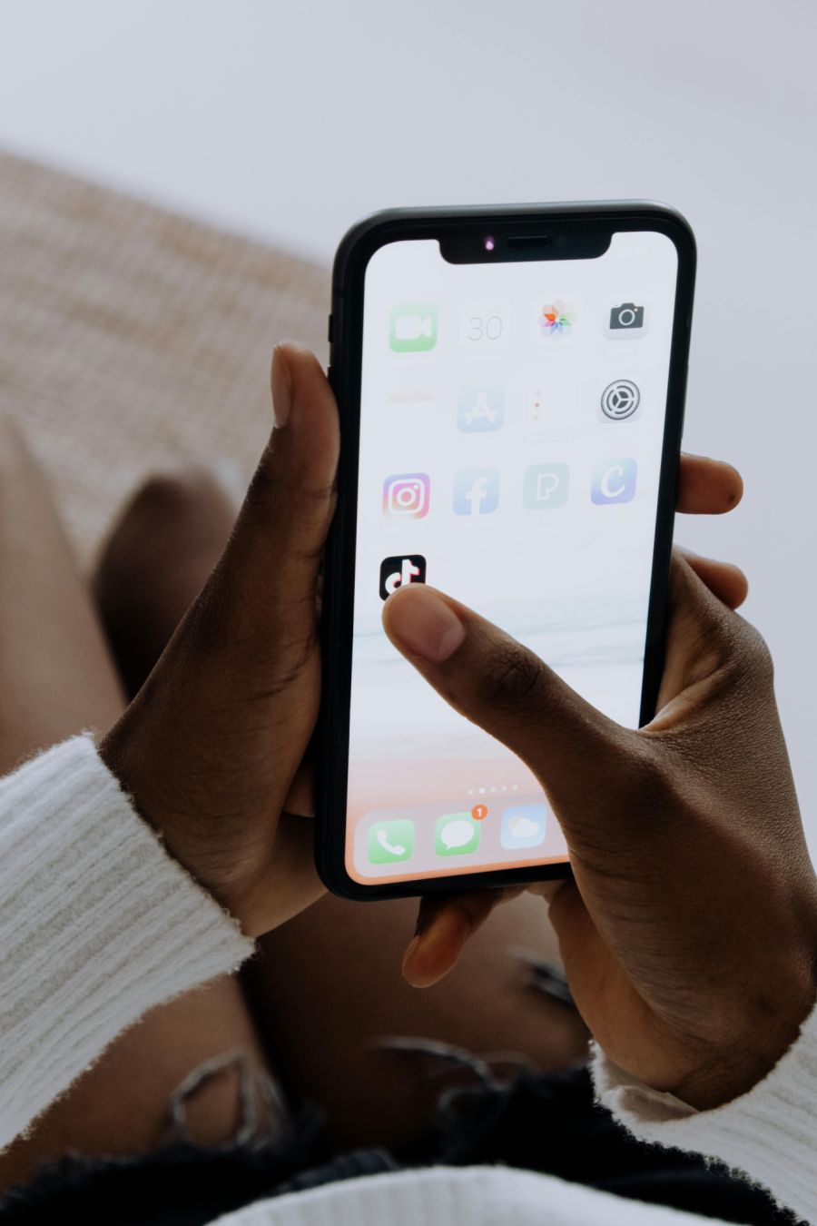 In ein paar Klicks auf Tiktok zum Sprachzertifikat: Betrüger bieten gefälschte Sprachzertifikate und Integrationstests auf Social Media an. (Symbolbild)