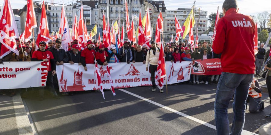 Um Druck zu machen, streikten in den vergangenen Wochen Bauarbeiter in mehreren Schweizer Städten - so etwa in Lausanne (im Bild). (Archivbild)