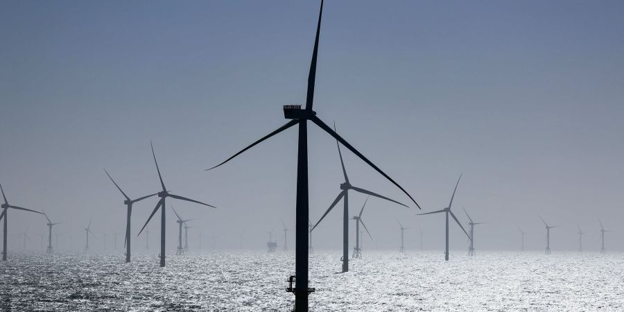 Windräder stehen in einem Windpark in der Nordsee. (Archivbild)