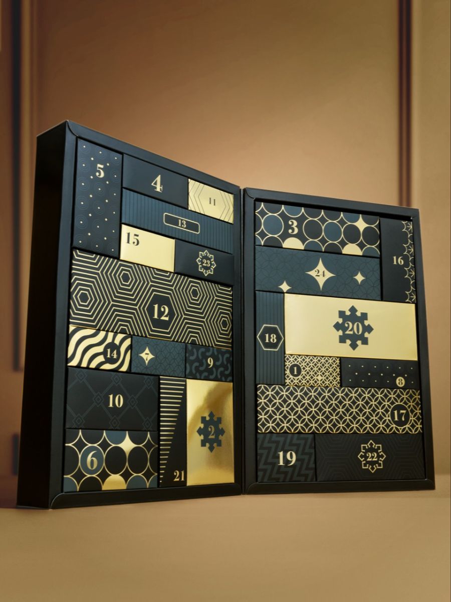 Edel verpackt in Gold und Schwarz: der Adventskalender Deluxe.