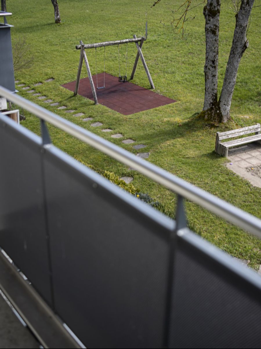 Der Lärm treibt sie aber aus ihrer Wohnung. Die neue Wohnung sollte auch über einen Balkon verfügen.