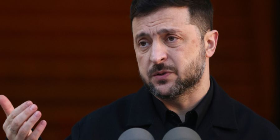 ARCHIV - Der ukrainische Präsident Wolodymyr Selenskyj spricht während einer gemeinsamen Pressekonferenz mit dem irischen Premierminister Martin in der irischen Hauptstadt. Foto: Pete...