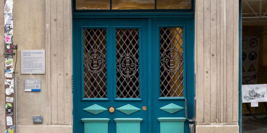 Die Inschrift «Zum Mohrenkopf» wurde am Donnerstagmorgen abgedeckt. Auch beim «Haus zum Mohrentanz» liess die Stadt Zürich die Inschrift abdecken.