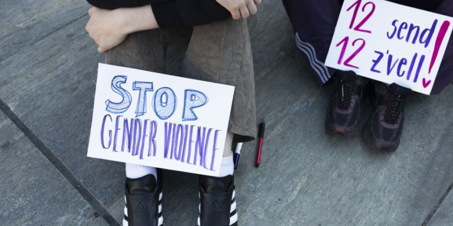 Mehrere hundert Menschen demonstrierten am Dienstagabend auf dem Bundesplatz für mehr Geld für den Schutz von Frauen vor Gewalt. (Archivbild)