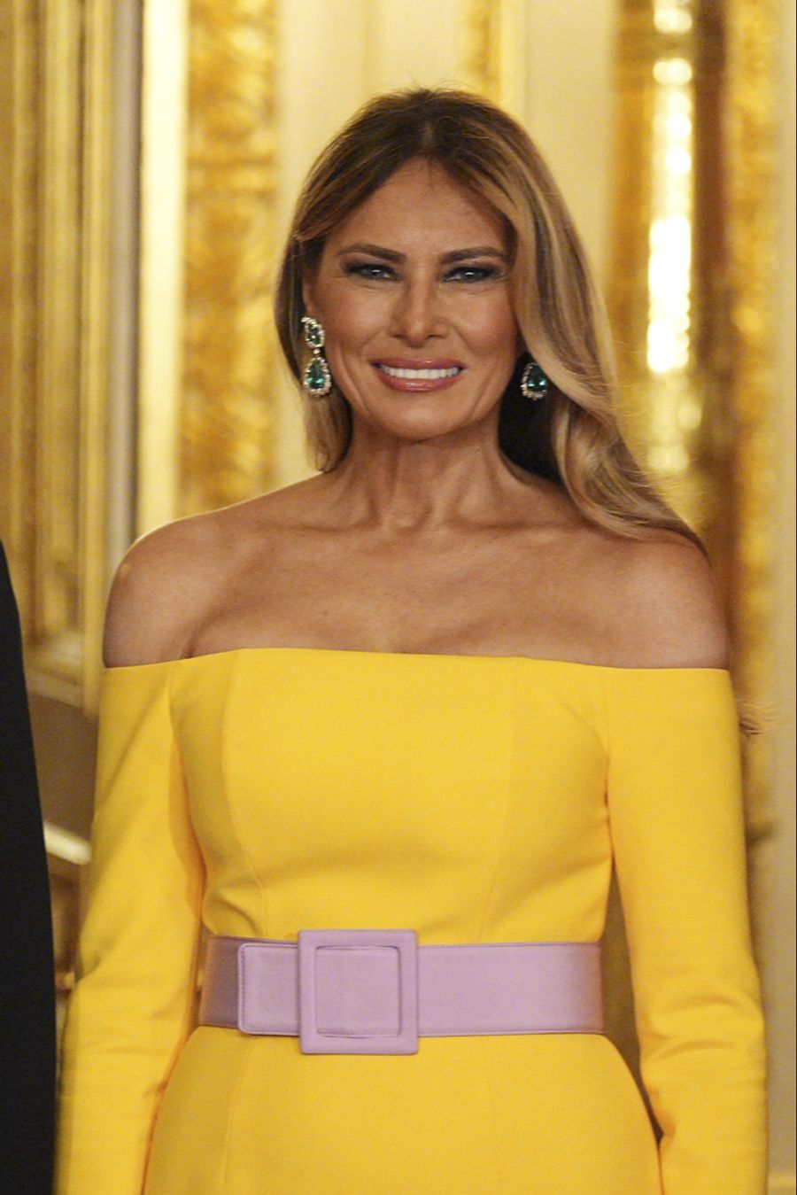 Melania Trump zeigt sich in einem gelben Kleid von Carolina Herrera.