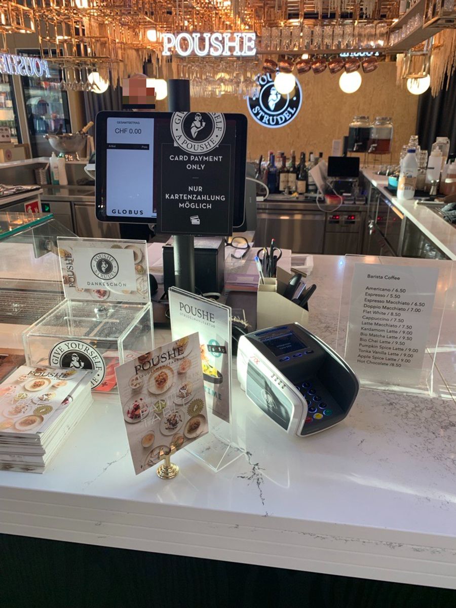 «Nur Kartenzahlung möglich», lautet ein Hinweis an der Kasse im Café Poushe.