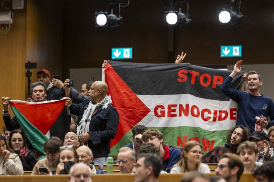 Im Saal befanden sich auch Pro-Palästina-Aktivisten.