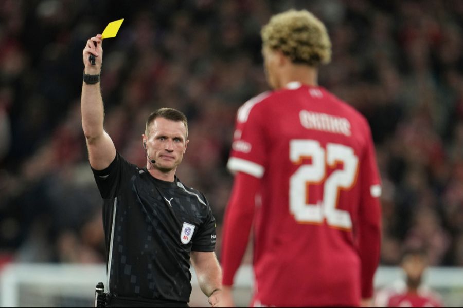 Der Starspieler von Liverpool hatte wohl vergessen, dass er bereits eine gelbe Karte kassiert hatte.