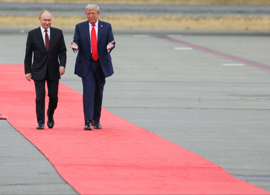 Der rote Teppich für Wladimir Putin: Donald Trump hat den russischen Präsidenten in Alaska empfangen.