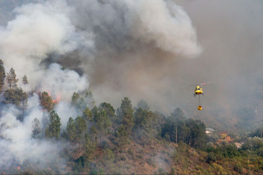 2025 brachte Europa Rekorde bei Hitze, Bränden, Dürre und Meereserwärmung. Bild: Waldbrände in Spanien.