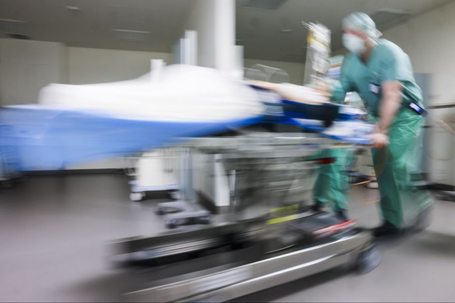 Während einer Not-OP soll die Tochter einer Neurochirurgin einem Patienten in den Schädel gebohrt haben. (Archivbild)