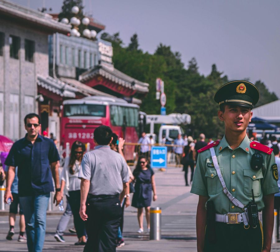 In China ist das Projekt umstritten: Viele sehen darin eine Chance für unfruchtbare Paare und eine Möglichkeit, Frauen körperlich zu entlasten. Kritiker hingegen warnen, das Vorhaben gehe zu