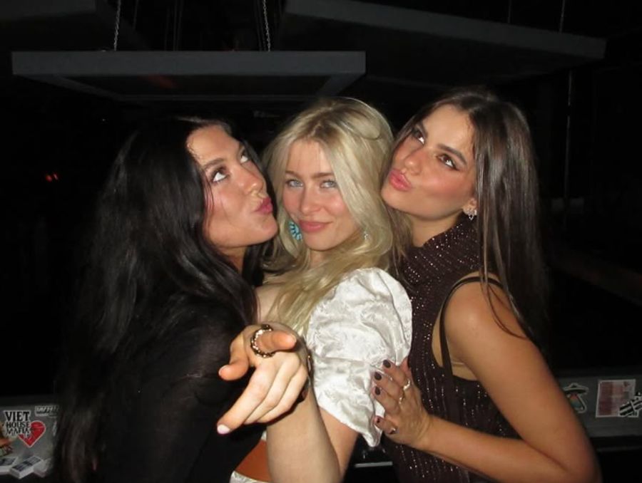 Clementine posiert mit Freundinnen.