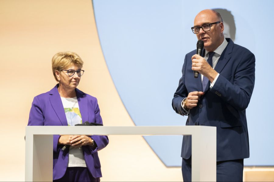 Bei der Mitte hat man erst gerade nach oben korrigiert. Viola Amherd zahlte noch 12'000 Franken pro Jahr. Ihr Nachfolger Martin Pfister muss nun 20'000 Franken abliefern. (Archivbild)