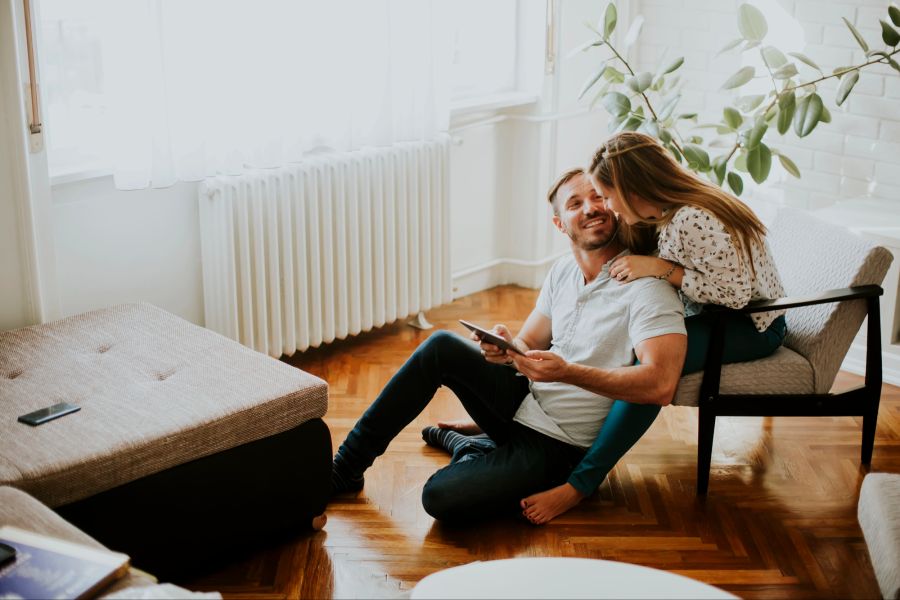 Mann und Frau, Wohnzimmer, Paar
