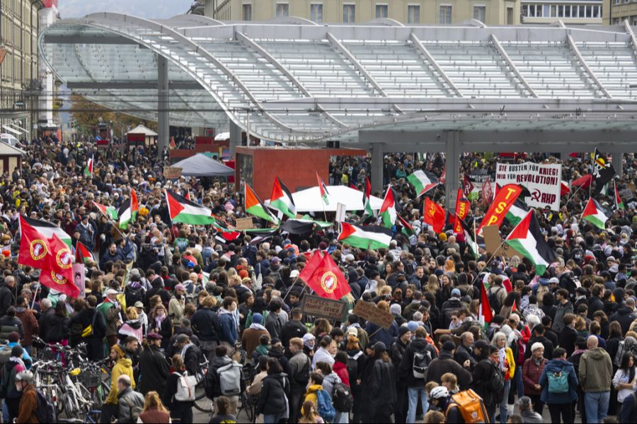 Mehrere Tausend Personen versammelten sich am Samstag in Bern zu einer Pro-Palästina-Demo.
