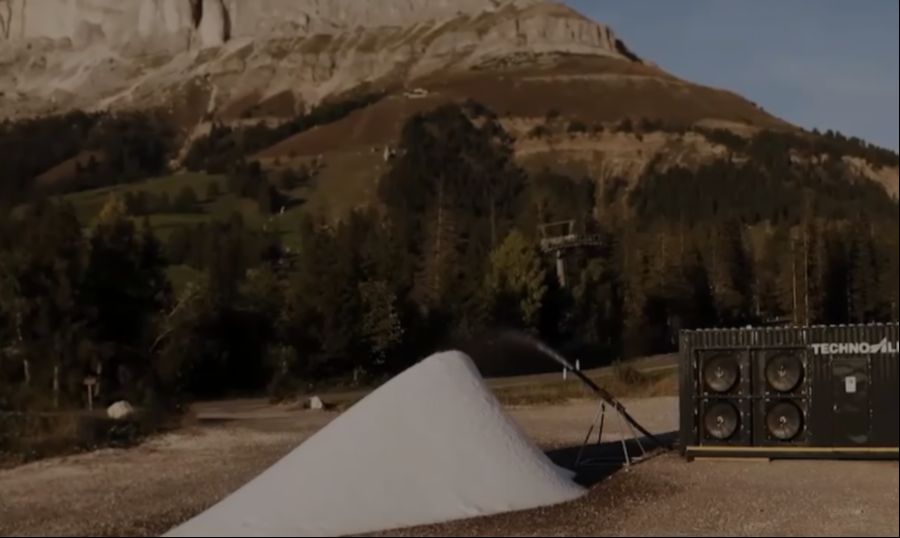 Seit dem 20. November hat die topmoderne Maschine bereits rund 600 Kubikmeter Wasser in Eis verwandelt.