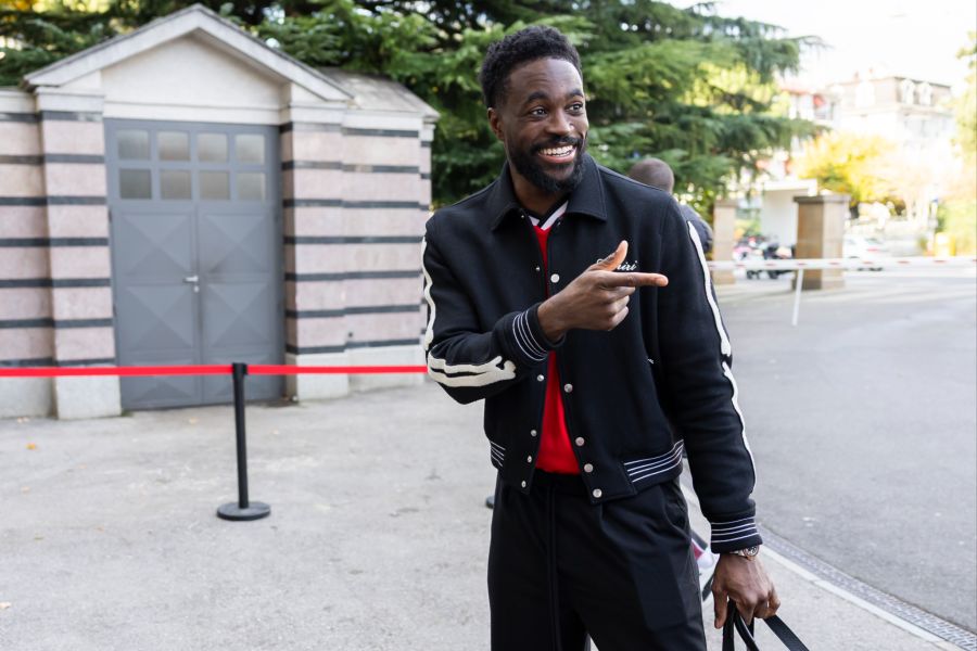 Yvon Mvogo trifft beim Zusammenzug der Schweizer Nati in Lausanne ein.