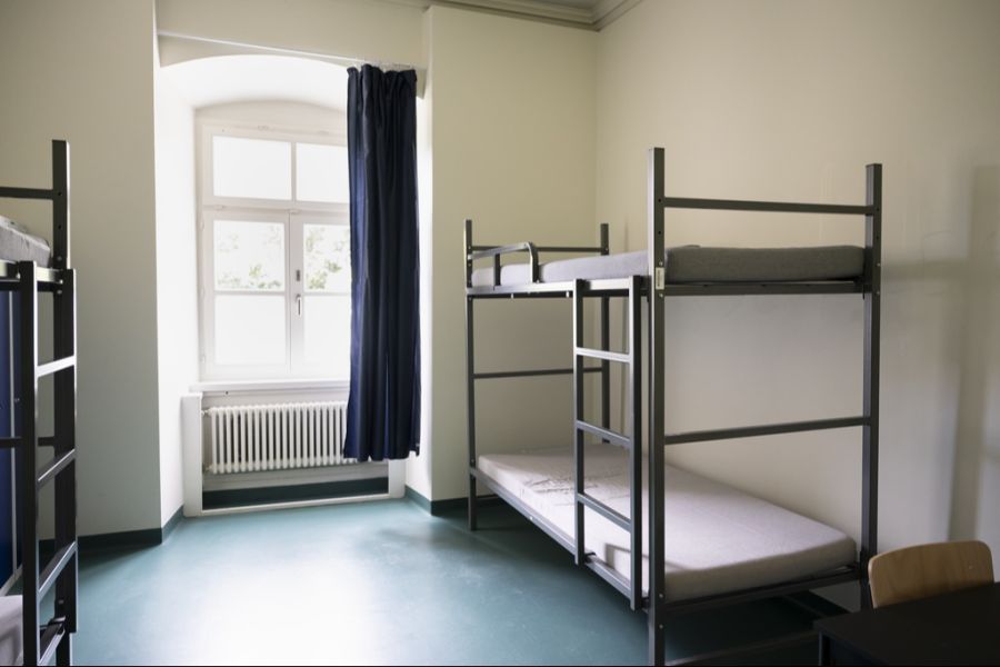 In solchen Viererzimmern sind die Geflüchteten in der ehemaligen Abtei Bellelay untergebracht, währendem sie Sprachkurse absolvieren und zu Pflegehelfenden ausgebildet werden.