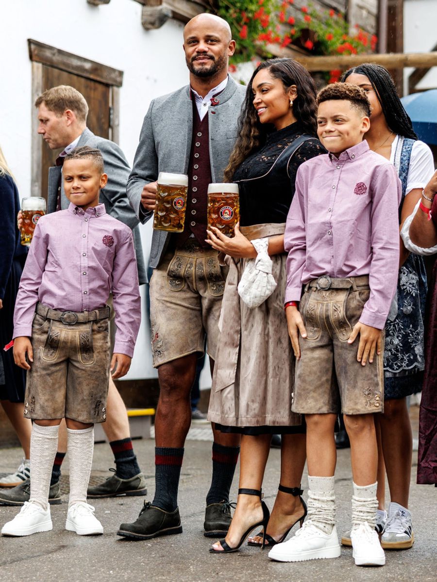 Trainer Vincent Kompany ist mit Familie vor Ort – seine Söhne tragen das Bayern-Logo auf dem Hemd.