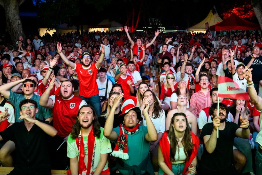 Weniger kompliziert wäre es gewesen, wenn die beiden einfach in Wien zum Public Viewing gegangen wären.