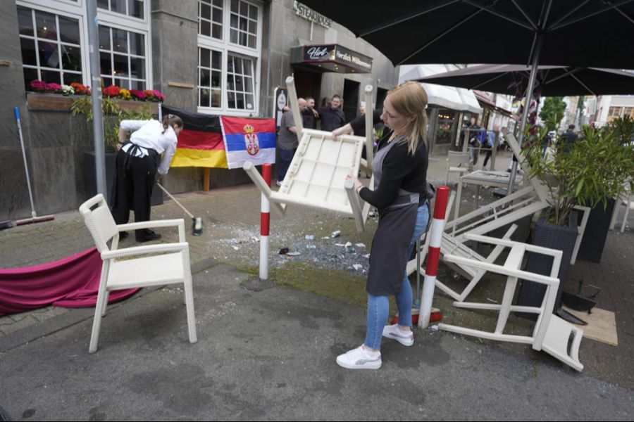 Im Vorfeld des Spiels England gegen Serbien kam es in Gelsenkirchen zu Prügeleien zwischen den beiden Fanlagern.