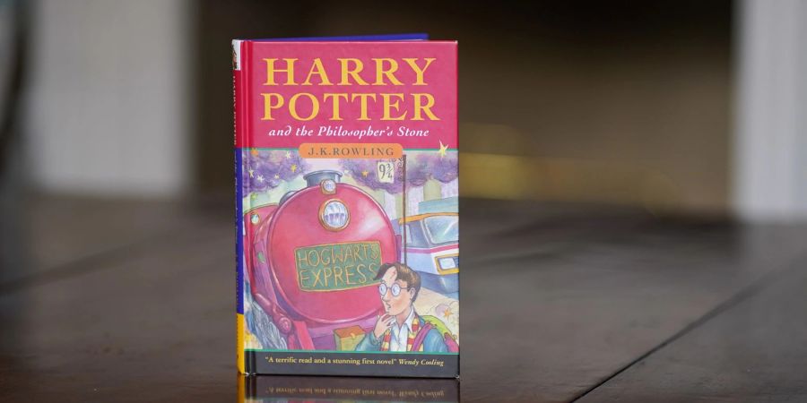 Eine tadellose Erstausgabe von J.K. Rowlings Buch «Harry Potter und der Stein der Weisen», eine von nur 500 Exemplaren der ersten Auflage von 1997.