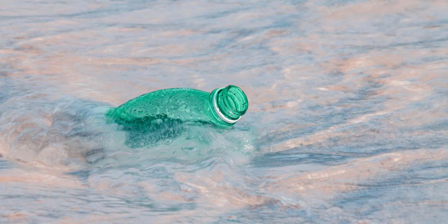 Plastikflasche im Meer