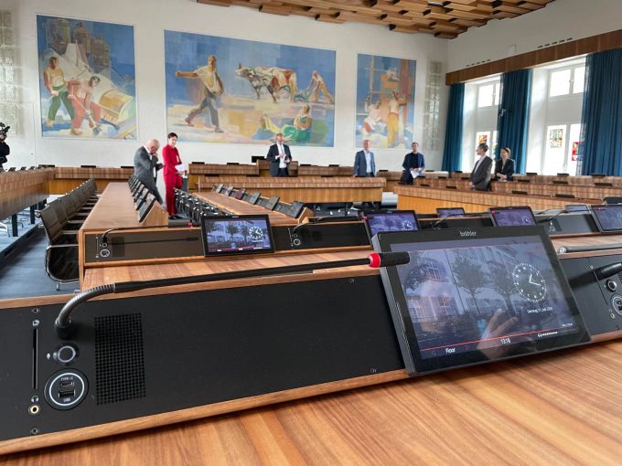 Auf jedem Pult steht ein Touch-Bildschirm. onlinereports basel