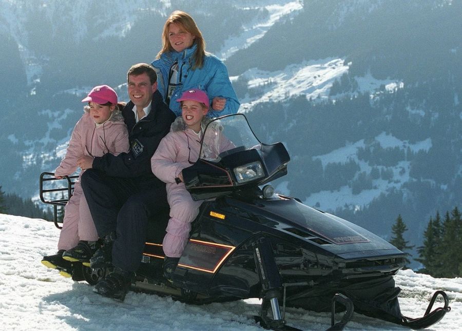 Kurz nach ihrer Scheidung machten Fergie und Andrew mit den beiden Töchtern Beatrice und Eugenie 1998 zusammen Urlaub in den Bergen.