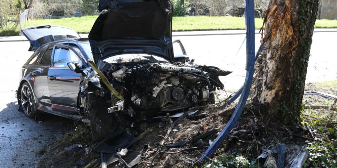 Schwer verletzt - Autofahrer prallt bei Unfall in Laufen BL gegen Baum