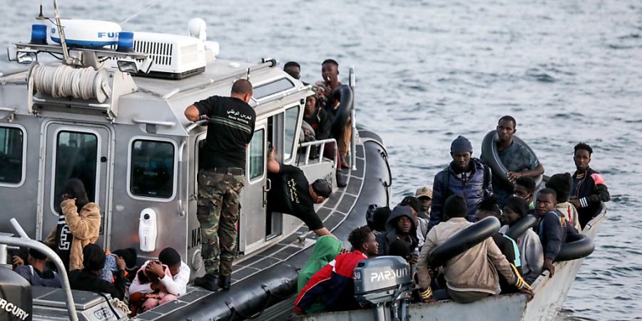 ARCHIV - Die tunesische Küstenwache fängt kleine Boote mit Migranten ab, die versuchen, das Mittelmeer zu überqueren, und schleppt sie zurück an die Küste der südtunesischen Stadt Sfax. Foto: Khaled Nasraoui/dpa