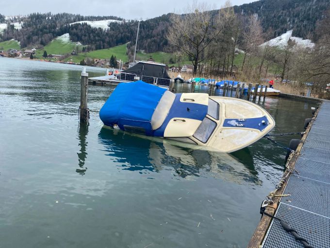 Boot mit Schlagseite in Oberägeri. Boot mit Schlagseite