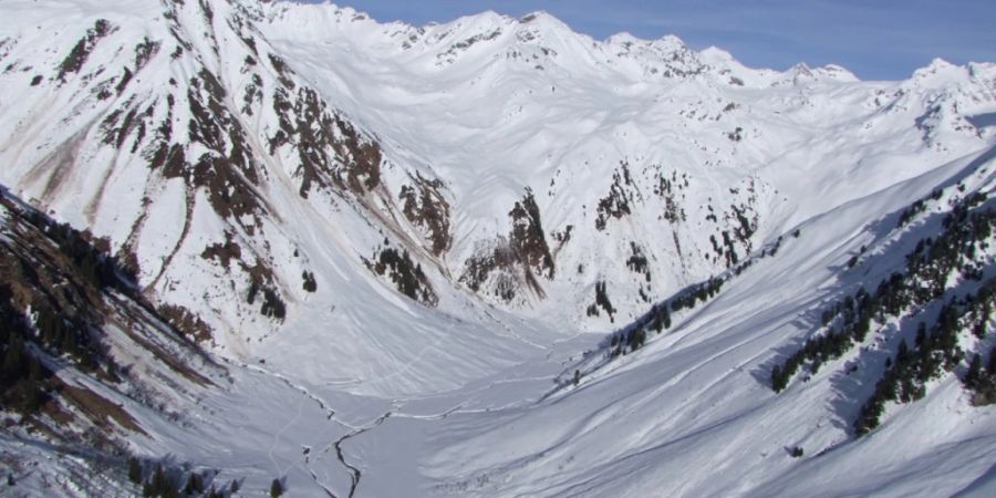 Im Gebiet von Klosters GR sind am Freitagnachmittag zwei Skitourenfahrer bei einem Lawinenunglück getötet worden.