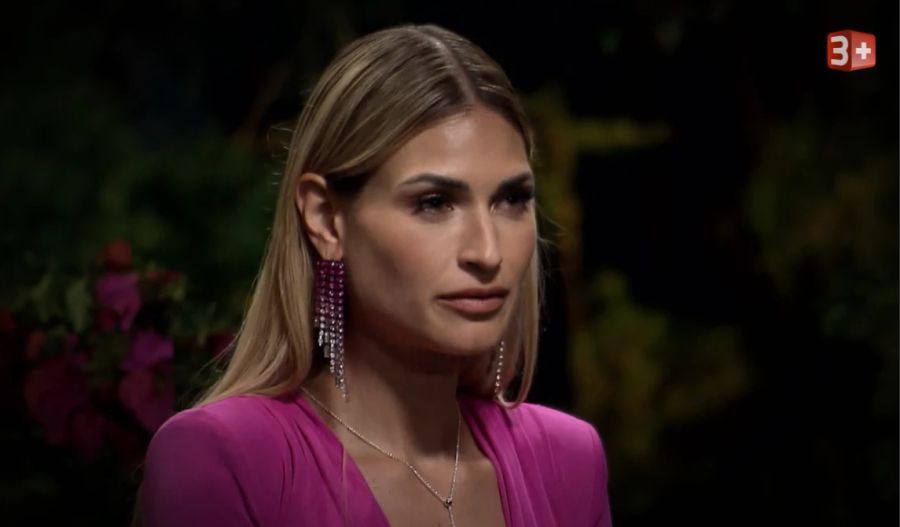 Die Bachelorette Larissa Hodgson erkundigt sich bei Juju, was Sache ist.