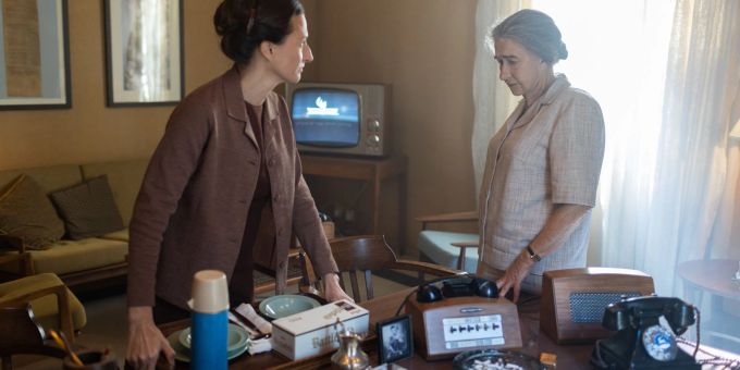 Lou Kaddar (Camille Cottin) und Golda Meir (Helen Mirren) in einer Szene des Films «Golda: Israels eiserne Lady». Lou Kaddar (Camille Cottin) und Golda Meir (Helen Mirren) in einer Szene des Films «Golda: Israels eiserne Lady».