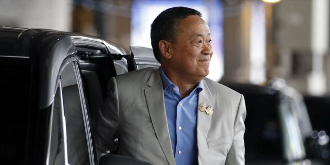 Der thailändische Premierminister Srettha Thavisin verlässt sein Fahrzeug während eines Besuchs auf einem Markt in Bangkok, Thailand, 14. August 2024. Srettha Thavisin