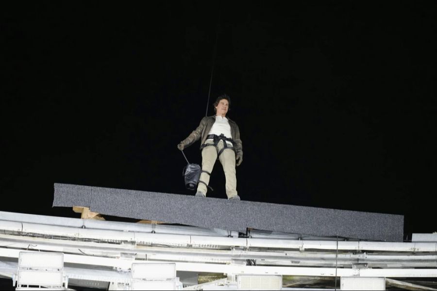 Der Actionstar stürzte sich nur mit einem Seil vom Dach des Olympiastadions.